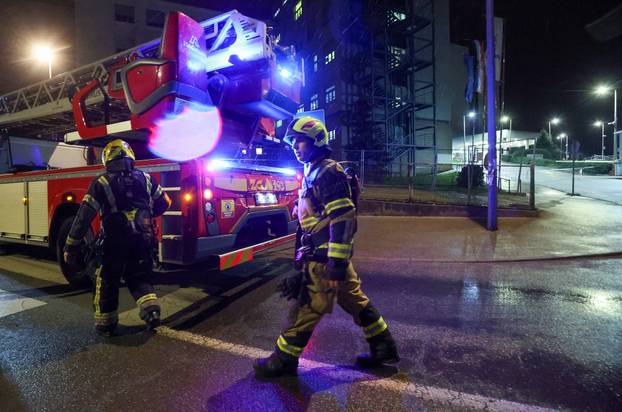 Zagreb: Dio fasade hitnog prijema KBC Zagreb odvojio se uslijed jakog vjetra