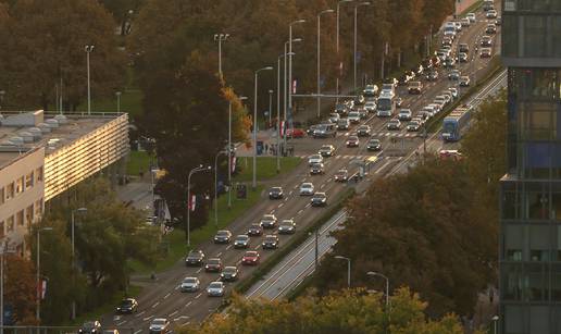 VIDEO Kaos na križanju Savske i Ulice grada Vukovara, kolona do trešnjevačkog placa