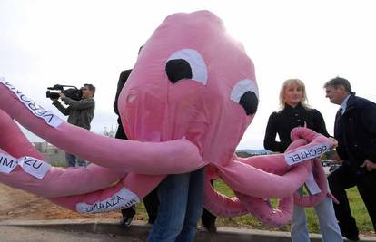Pančić na otvorenje ceste Kalmeti doveo hobotnicu