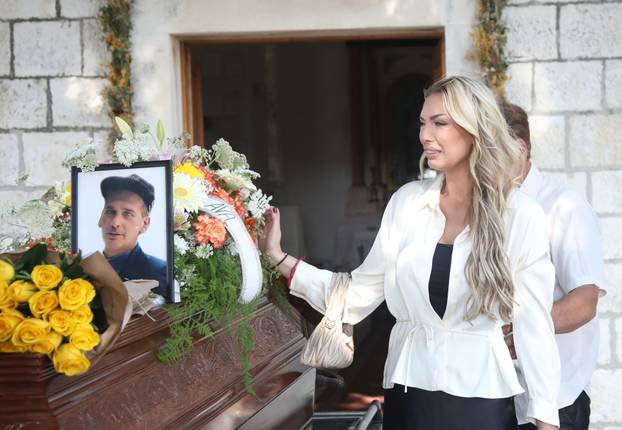 Rogoznica:Posljednji ispraæaj Ivice Karabatiæa, oca Ave Karabatiæ. 