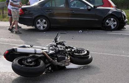 Pripiti vozač autom oborio motociklista (30) i ubio ga