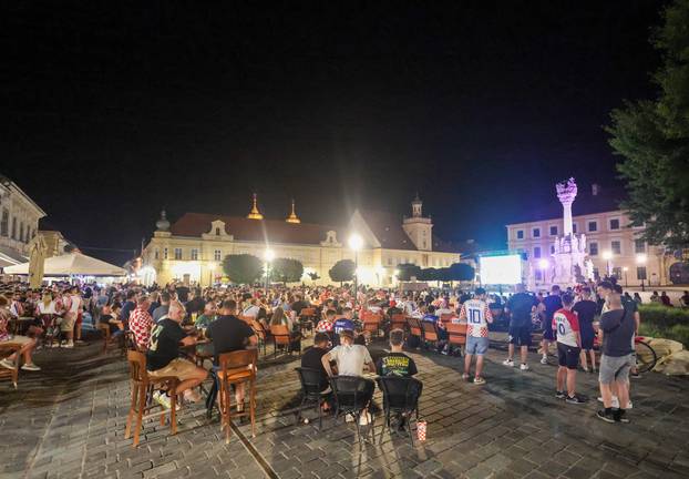 Osijek: Navijači gledaju utakmicu između Paname i Hrvatske