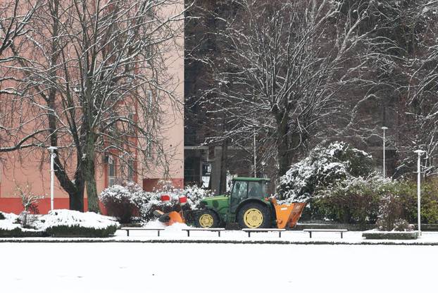 Snježni pokrivač je zabijelio je Osijek