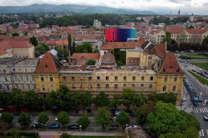 FOTO Pogled iz zraka na zgradu u Klaićevoj s koje se urušio dio fasade i skela: Uništena 4 auta