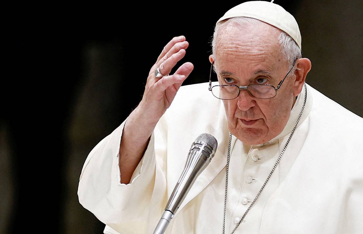 Papa Franjo o celibatu: 'To je privremeni dar Crkvi, nema proturječja da se svećenici žene'