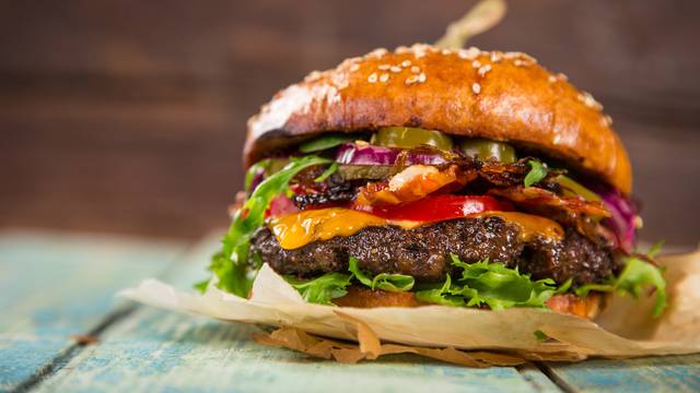 Isprobajte trik za najsočniji burger i 'zalijte' ga craft pivom - uz 24 Oranž dobit ćete i popust