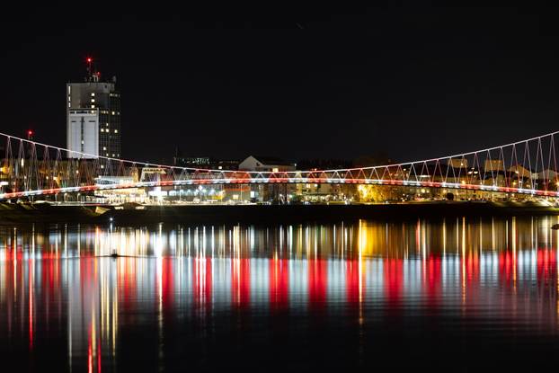 Osijek: Pješački most osvijetljen crveno bijelom  bojom povodom Dana sjećanja na žrtvu Vukovara i Škabrnje