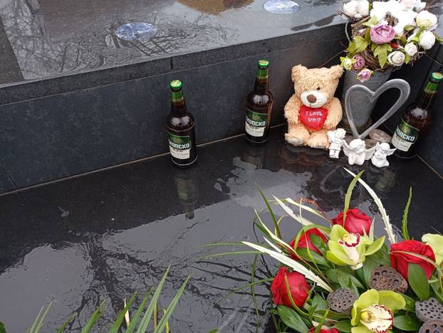 FOTO Prije 3 godine umro je Aki Rahimovski. Prijatelji iz Skoplja došli na grob: 'Nedostaje nam'