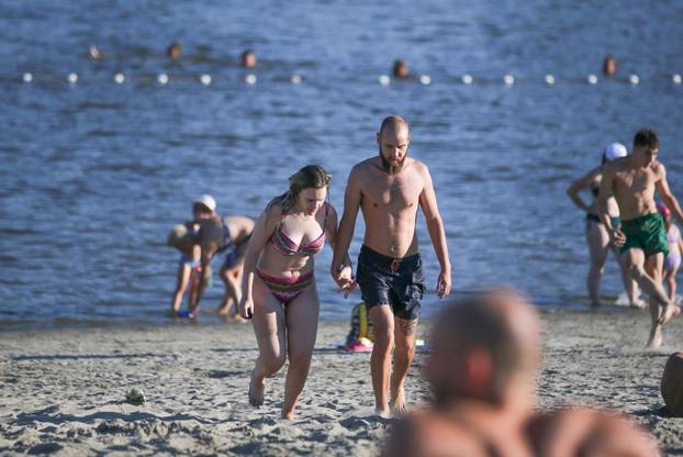 Osijek: Osječani pronašli osvježenje kupanjem na Dravi