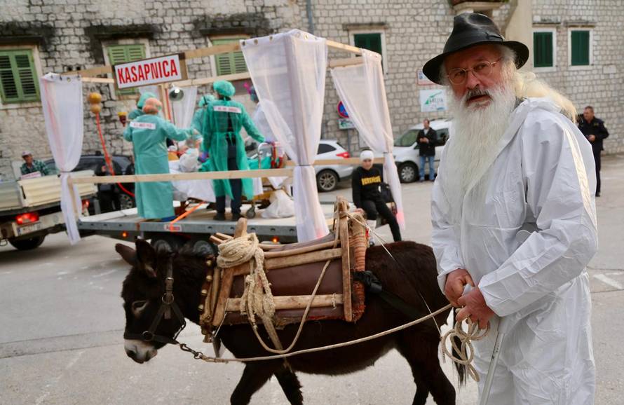 Kaštel Kambelovac: Održan Kambelovski krnjeval i zapaljen krnje “ Yugo”