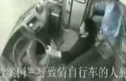 Kina: Autobusom pogazio biciklista i onda se slupao