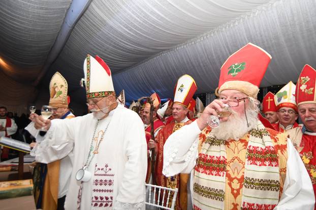 Križevci: Krštenje vina okupilo je 50-ak biskupa Svetih Martina iz cijele Hrvatske