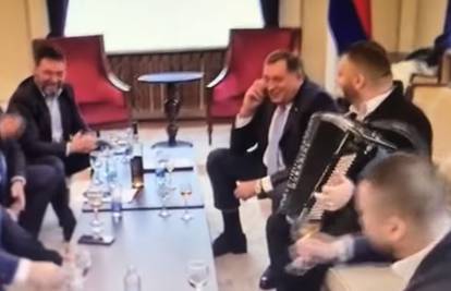 Dodik u Predsjedništvo doveo harmonikaša s kojim je pjevao