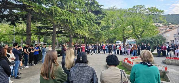 Tuga na Lastovu: Više od 200 lampiona zasvijetlilo u spomen na tragično preminulog Frana