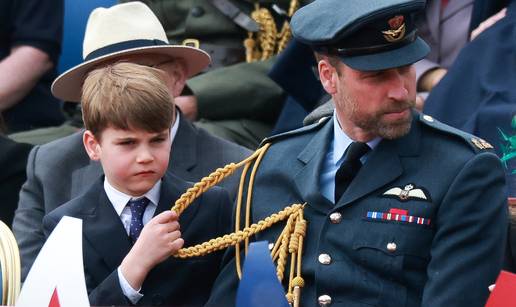 Nestašni princ Louis opet ukrao pažnju: Na paradi u Londonu zadirkivao brata i radio grimase