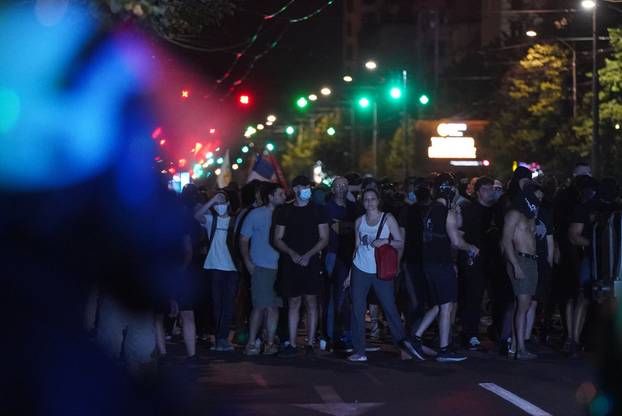 Beograd: Policija rastjerala građane koji su bili okupljeni u Ulici Kneza Miloša, nekoliko građana ozlijeđeno
