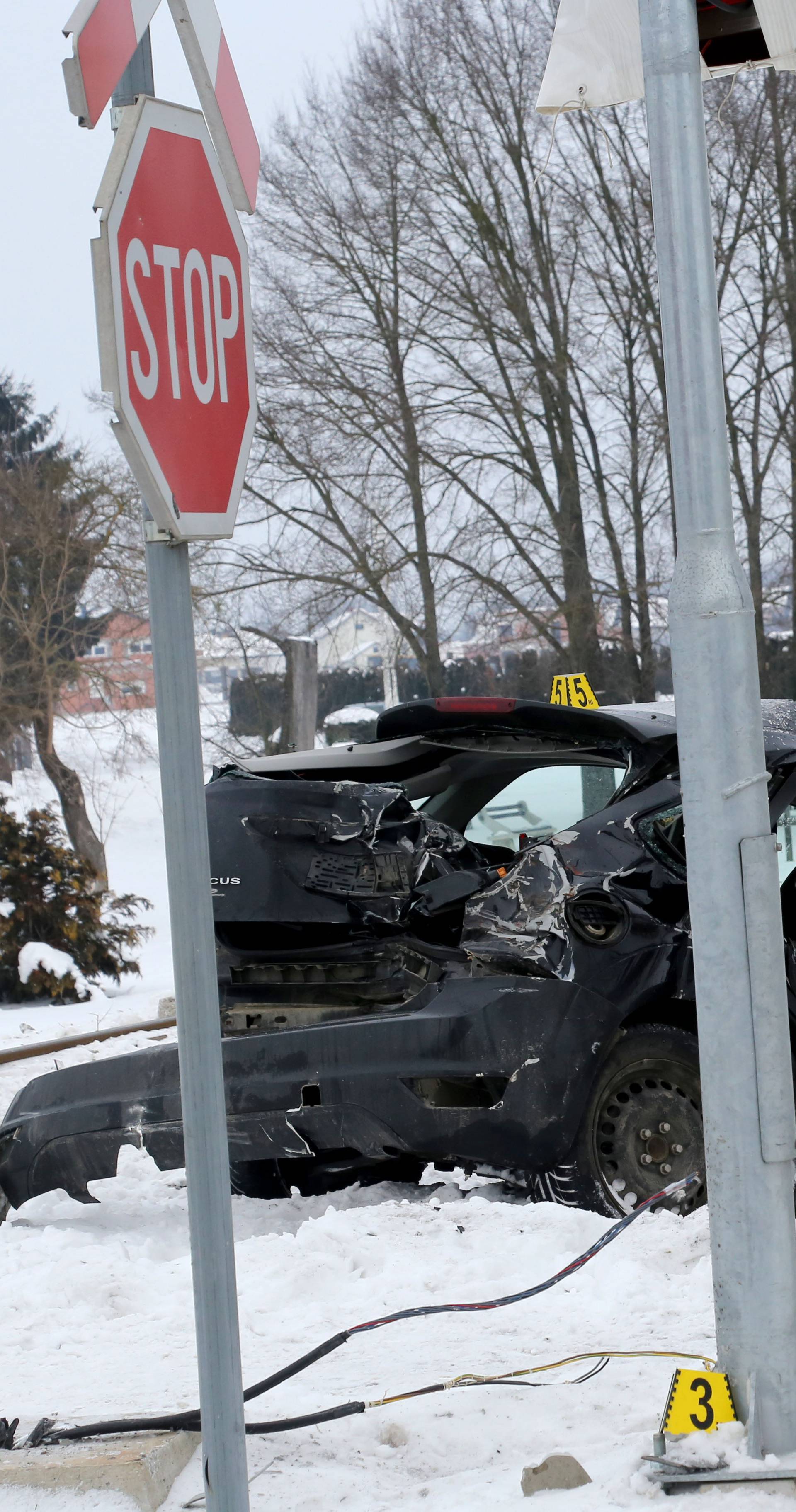 Vlak naletio na auto u Maloj Subotici, vozačica u bolnici