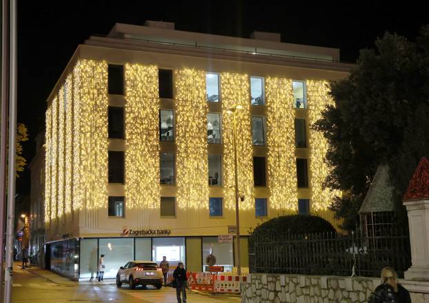 Šibenik zablistao adventskom ukrasnom rasvijetom