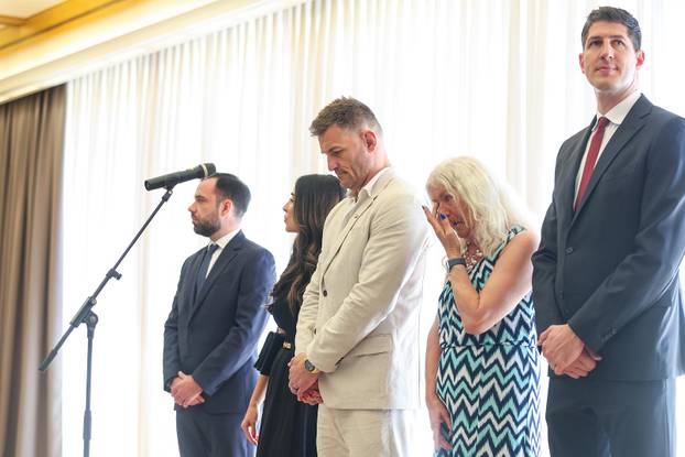 Zagreb: Predsjednik Zoran Milanović uručio je odlikovanje Stipi Miočiću