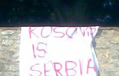 Postavio natpis 'Kosovo is Serbia' pa se dao u bijeg
