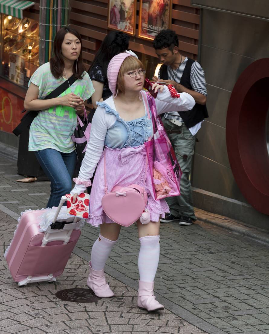 Neke ozbiljno 'čudne' stvari postoje samo u Japanu: Fetiš automati, kafići za maženje...