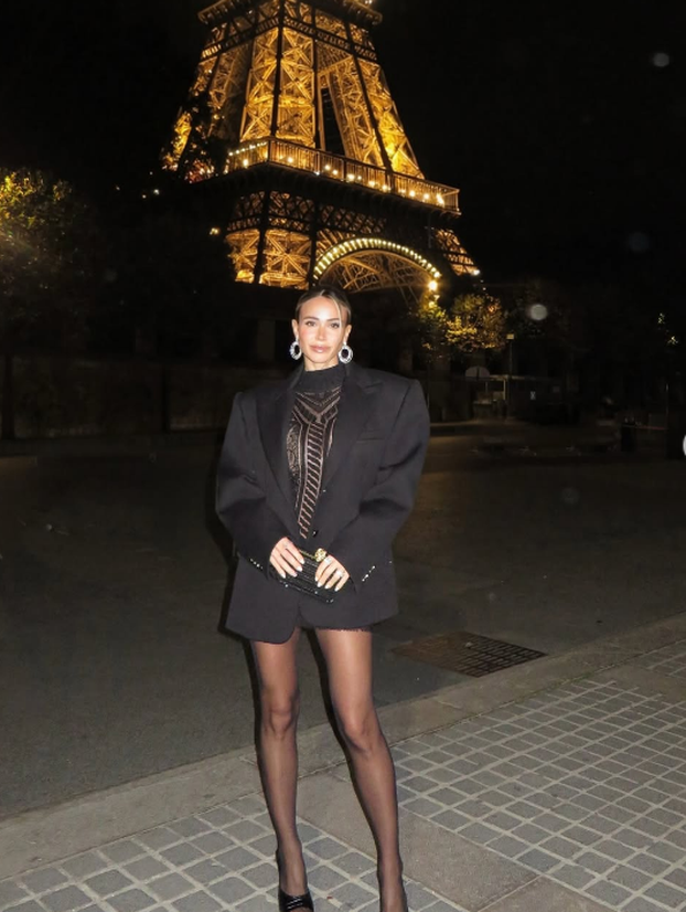 FOTO Zgodna Diletta u ultra kratkoj minici pokazala vitke noge, Eiffel je pao u drugi plan