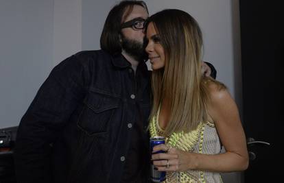 Podrška Nikolini: Vidoje dijeli poljupce supruzi u backstageu