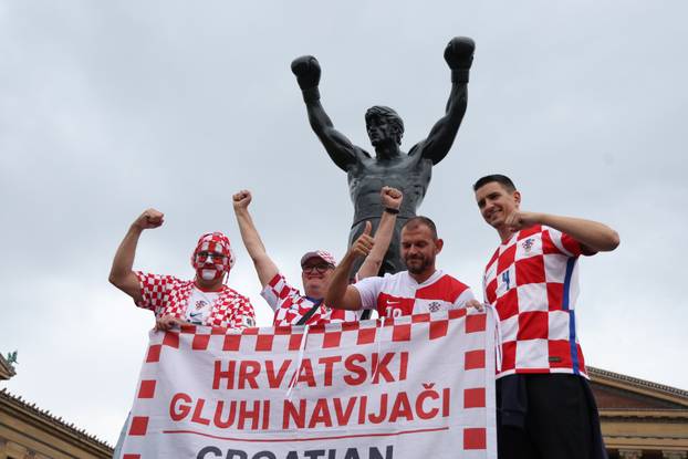 SP 2026 Philadelphia: Navijači Hrvatske fotografiraju se uz spomenik Rockyju