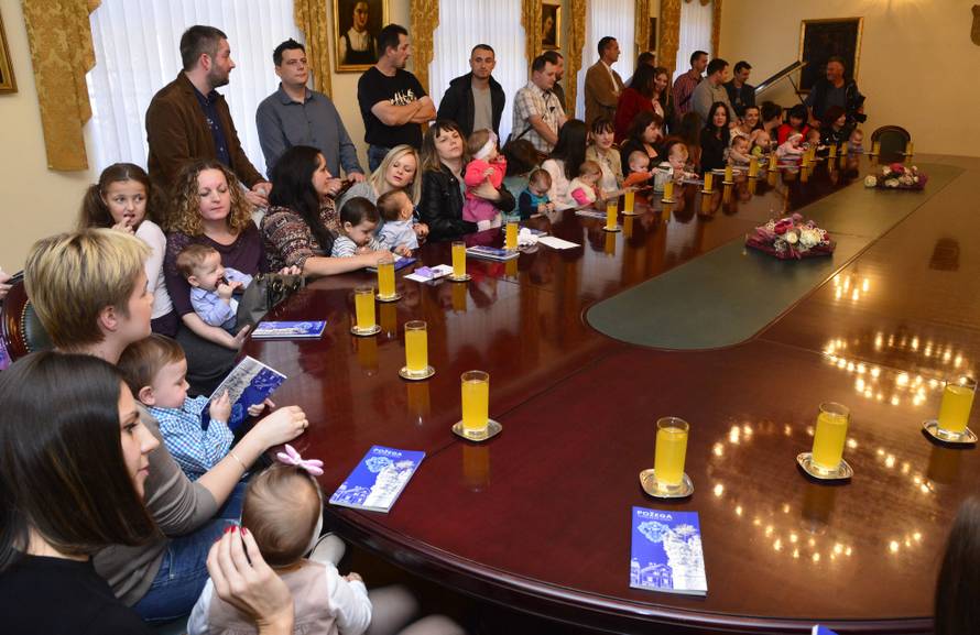 Grad Požega darivao najmlađe sugrađane sa 48.000 kuna