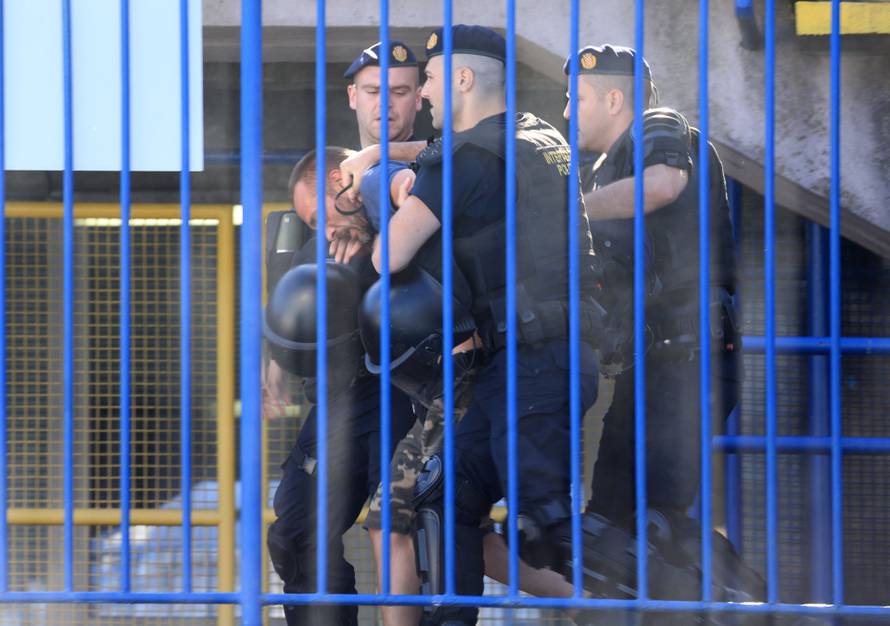 Policija privodi navijače na utakmici između Dinama i Hajduka