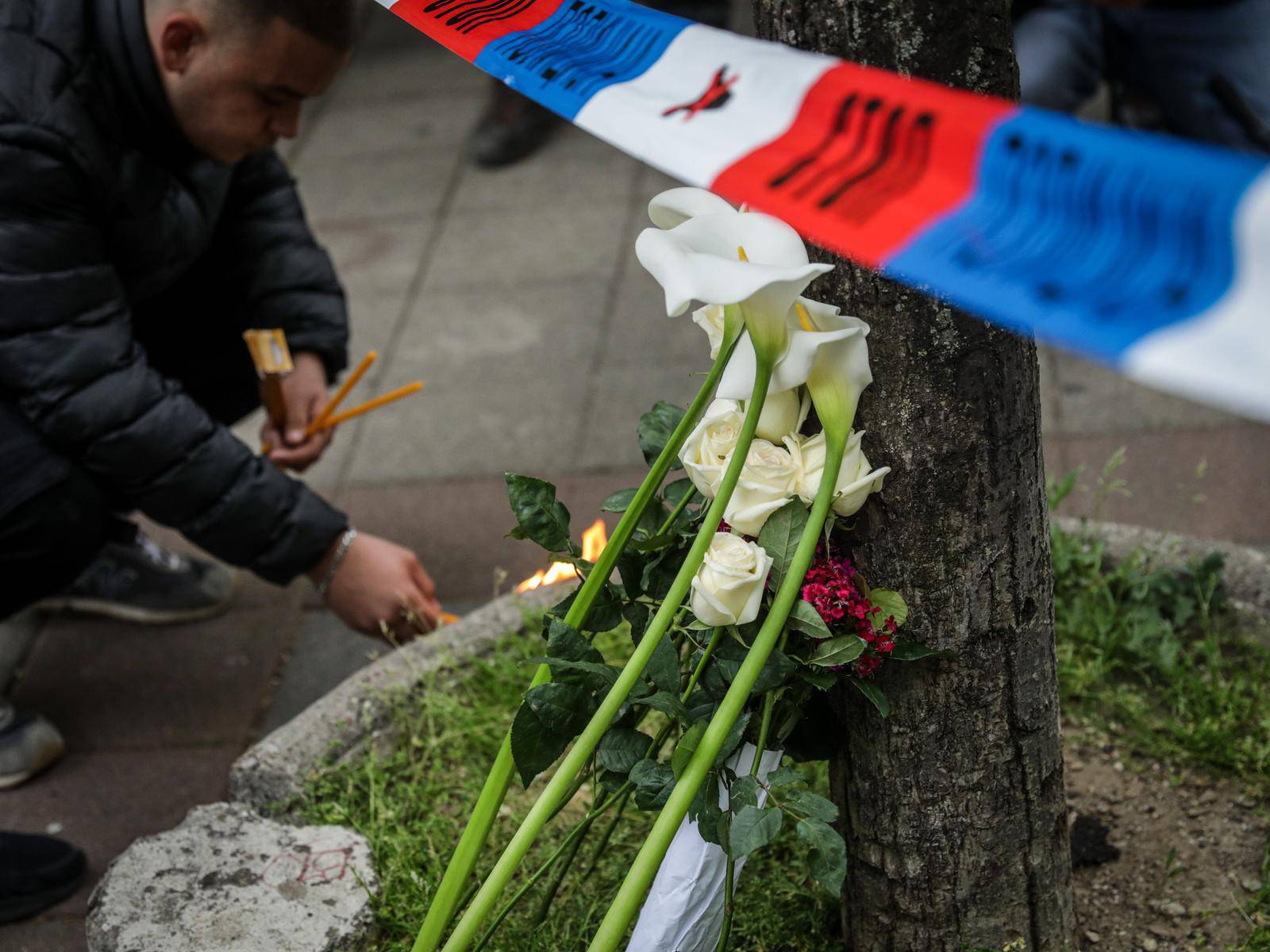 Beograd: Građani polažu cvijeće te pale svijeće ispred škole gdje je jučer učenik ubio devet osoba