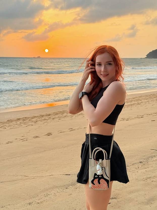 FOTO I zgodna i talentirana: Umjetnica pretvorila erotske crteže u milijunsku karijeru!