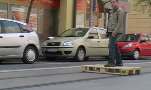 Domišljato: Gužvu u tramvaju izbjegao je paletom s kotačima