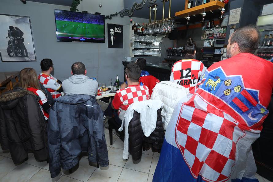 Karlovac: Navija?i utakmicu izme?u Hrvatske i Argentine prate u kafi?ima