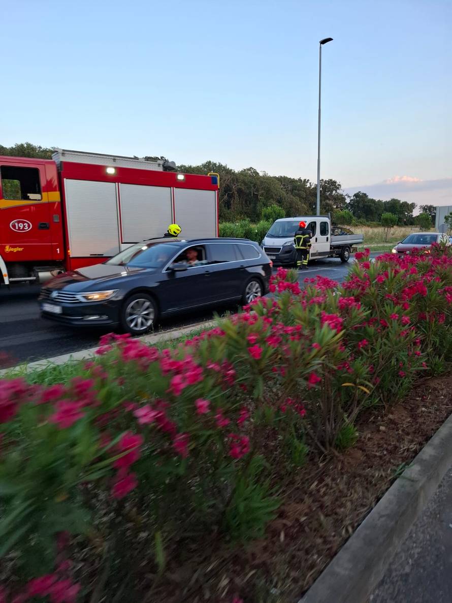 NEVJEROJATNA SNIMKA IZ PULE! Majstore, gori ti prikolica: 'Svi su mu trubili, a on je vozio...'