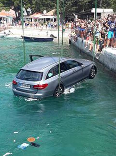 Drama kod Makarske: Skakali u more da izvuku vozača auta...