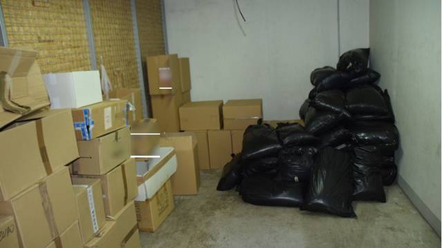 U garaži na Črnomercu našli 463 kile duhana i 765 šteka cigareta