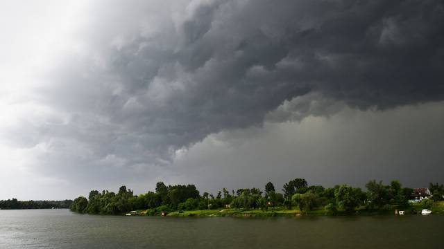 Slavonski Brod: Tamni olujni oblaci najavljuju naglu promjenu vremena