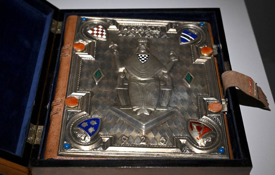 Zagreb: 1100 izlozba Hrvatskog Kraljevstva  u Klovicevim dvorima