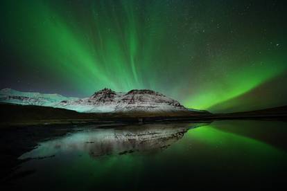 Polarna svjetlost iznad planine Kirkjufell