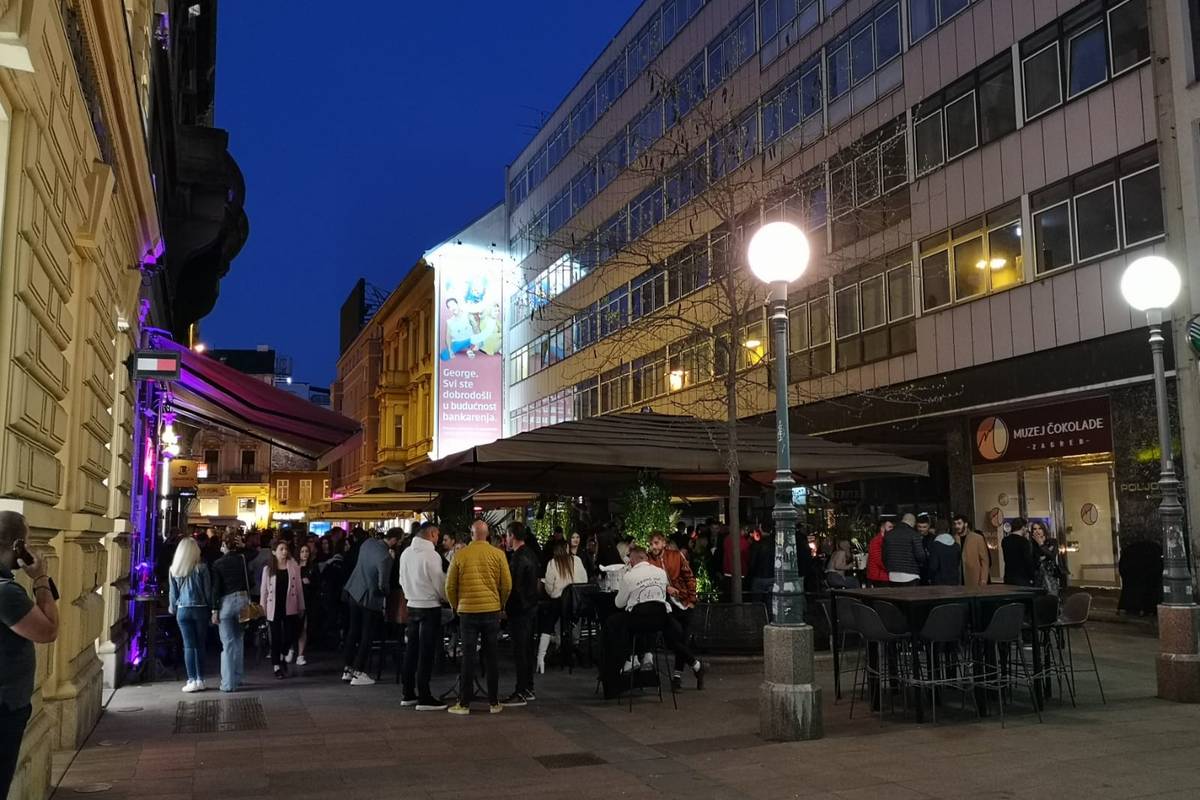 Mlade mjere ne zanimaju, opet se okupljaju po centru grada