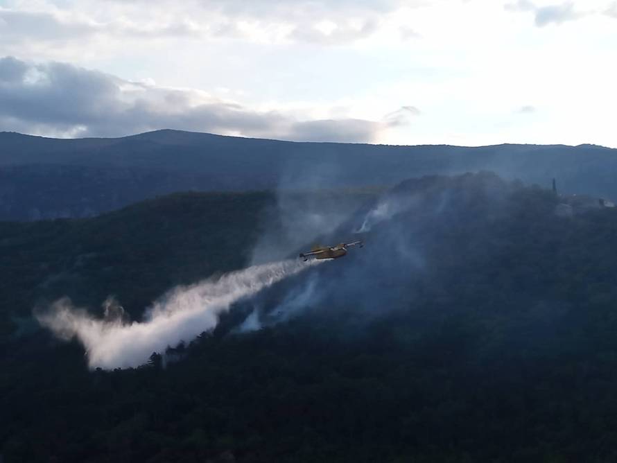 VIDEO Opet gori kod Crikvenice. Jedan kanader morao se vratiti jer je uletio u jato golubova?
