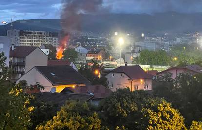 Buknuo požar na zagrebačkoj Peščenici: Dvije kuće u plamenu