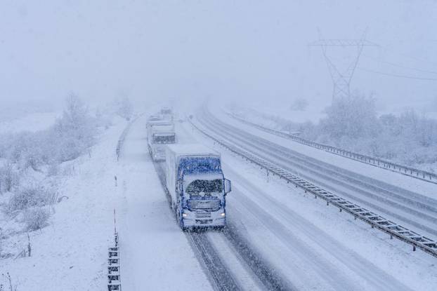 Zimski uvjeti na A1 između čvora Perušić i čvora Gospić
