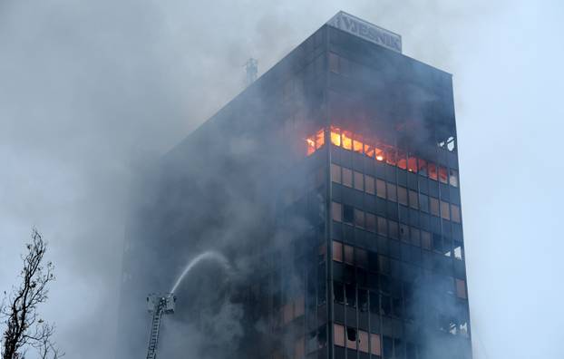 Zagreb: Nastavlja se gašenje Vjesnikovog nebodera, teška noć iza vatrogasaca