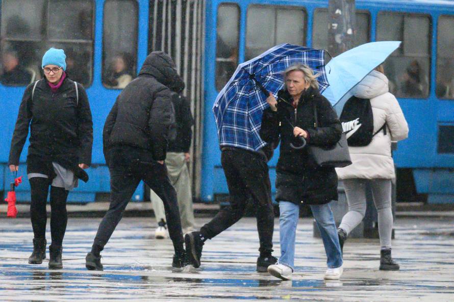 Zagreb: Nevrijeme s jakim vjetrom i kišom zahvatilo zagrebačke ulice