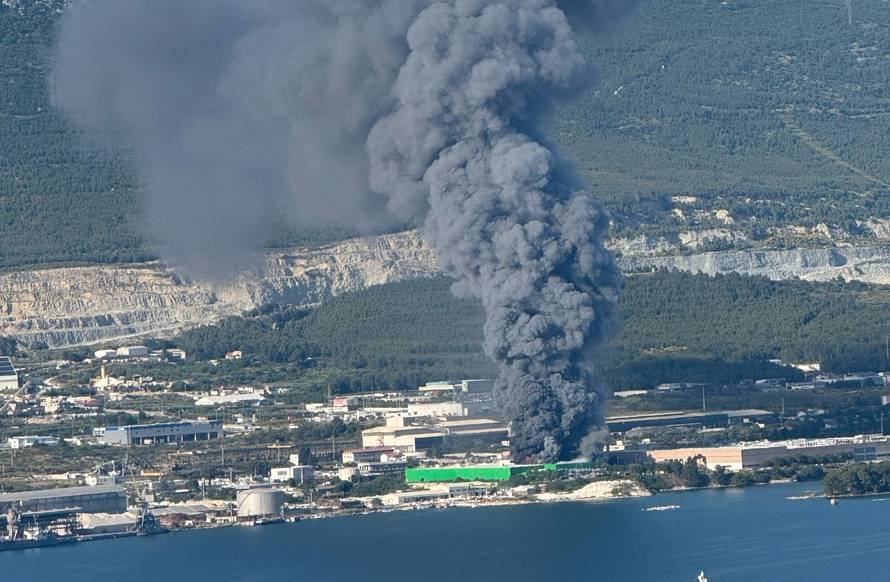 FOTO Požar u Kaštel Sućurcu još nisu proglasili ugašenim, rade na sanaciji. Šteta će biti velika?