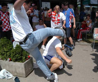 Makljaža Hrvata i Srba usred Kranja: Letjele stolice, policija je tukla, a finale jedva završilo