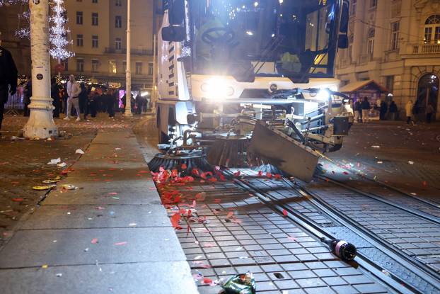 Nakon proslave Nove godine ostala je velika količina otpada na glavnom Zagrebačkom trgu