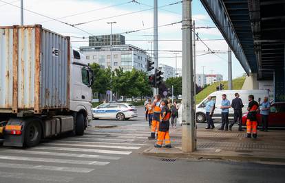 Kamionom zapeo za električne tramvajske vodove: 'Tramvaji nisu mogli proći sat vremena'